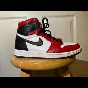 Wmns Air Jordan 1 Retro High OG 'Satin Red'